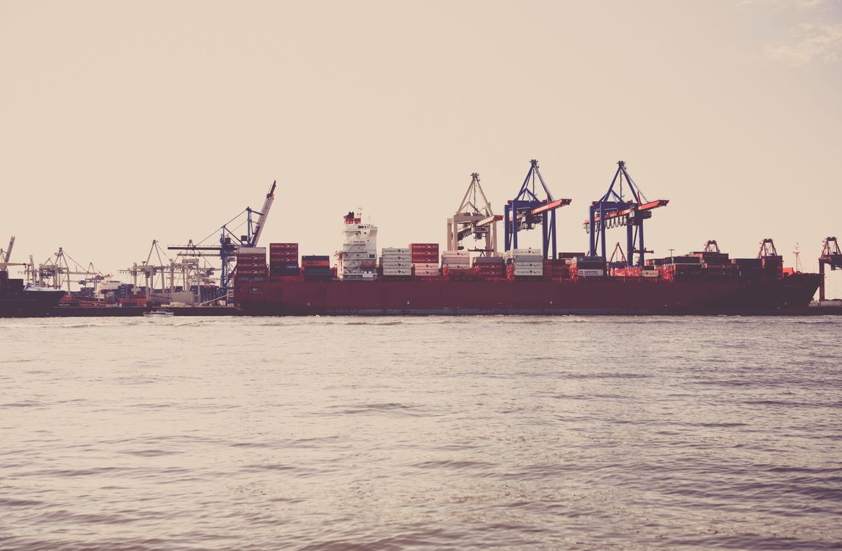 Buque de carga en terminal portuaria; Oxy Services propone consolidar al Golfo de México como eje de terminales energéticas