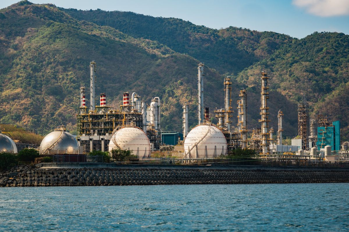 Refinería con tanques esféricos de almacenamiento; Oxy Services SAPI de CV plantea redibujar la logística de combustibles en México