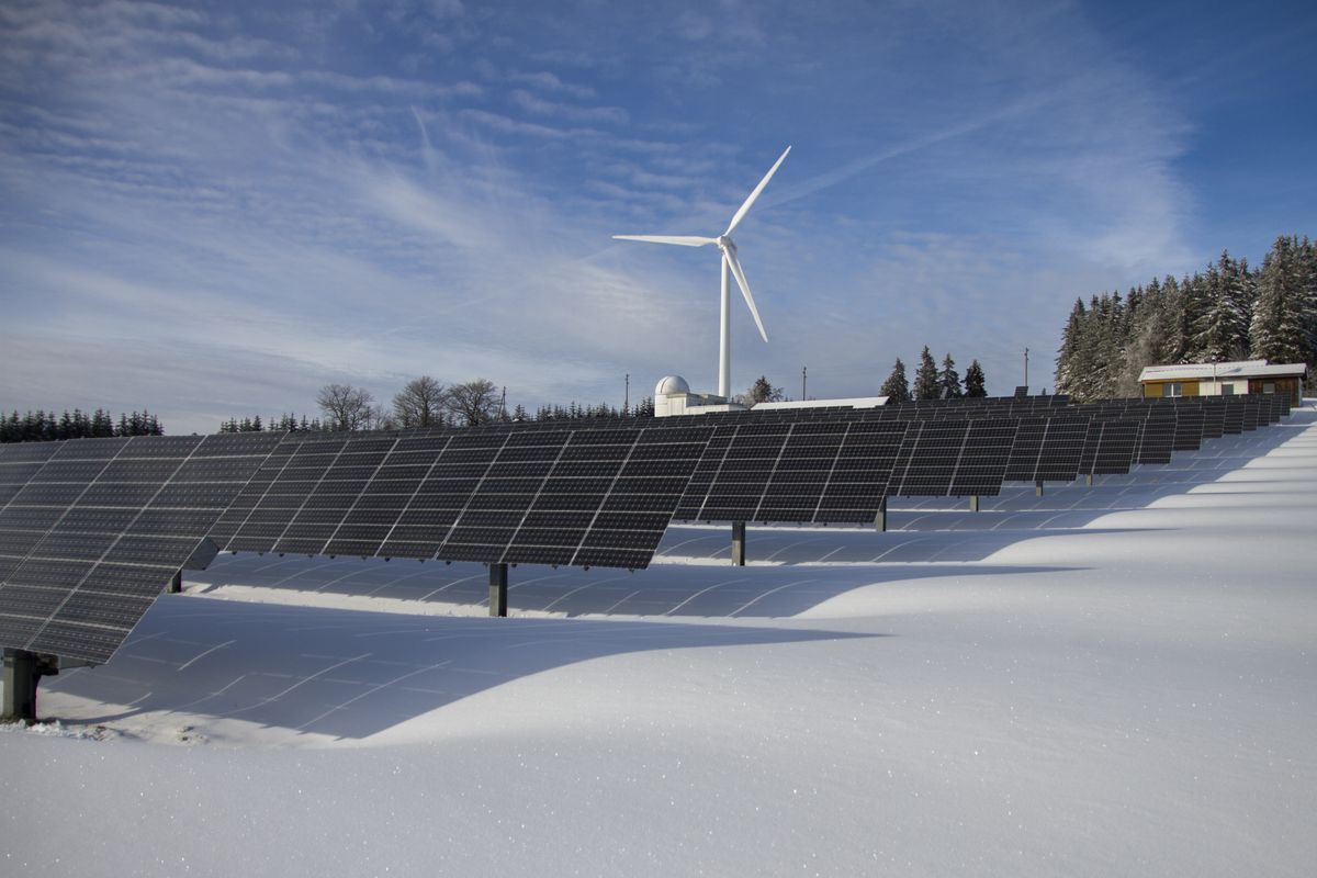 Paneles solares y aerogeneradores; Oxy Services ve en el almacenamiento la clave de la transición energética en México