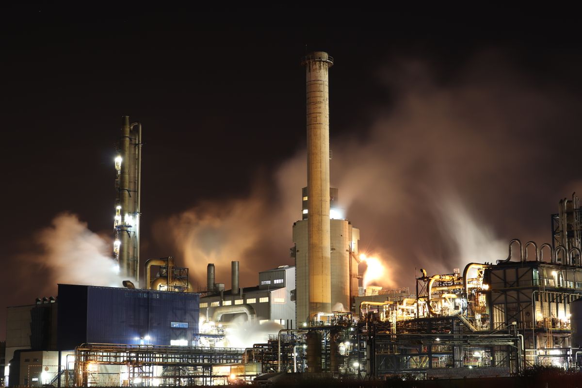 Planta industrial iluminada de noche; Oxy Services SAPI de CV explica los esquemas de coinversión con Pemex